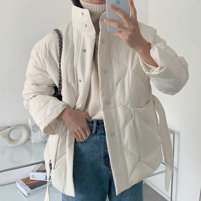 Chaqueta de algodón con grandes bolsillos cálidos y cintura ajustada.