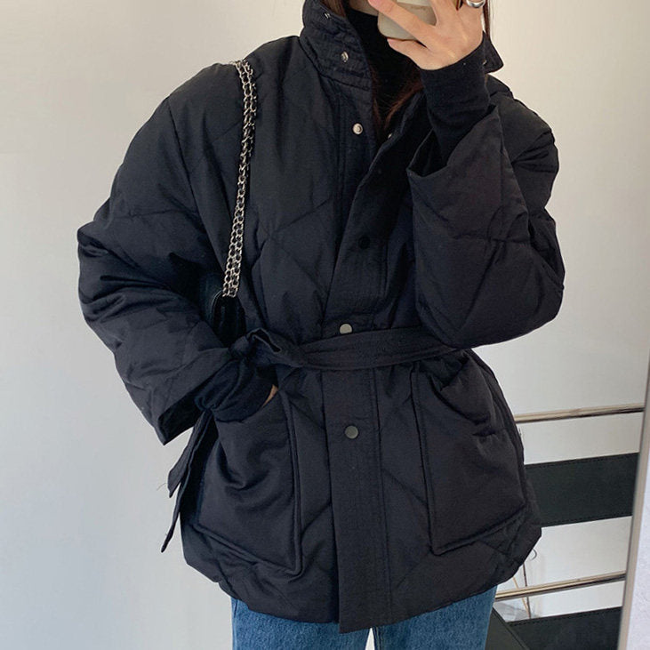 Chaqueta de algodón con grandes bolsillos cálidos y cintura ajustada.